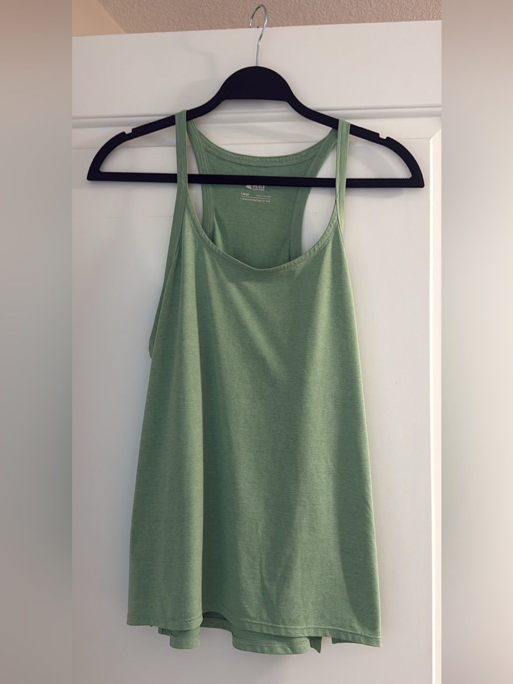 REI active tank size L